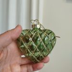 Bombka serce zdobiona złotym paskiem mix kolorów 8cm