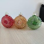 Bombka okrągła zdobiona złotym paskiem mix kolorów 10cm