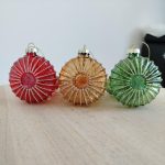 Bombka okrągła zdobiona złotym paskiem mix kolorów 10cm