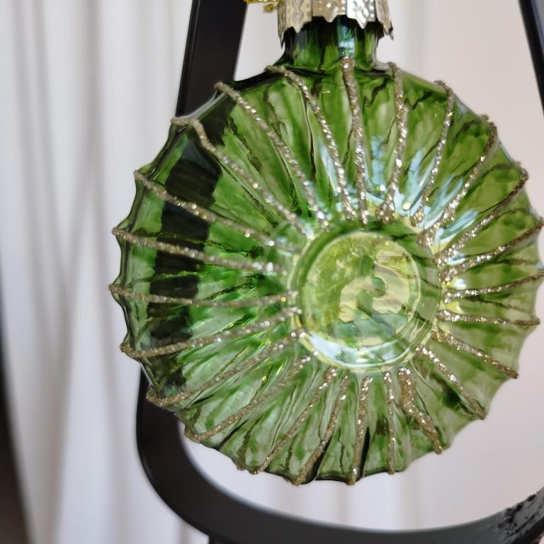 Bombka okrągła zdobiona złotym paskiem mix kolorów 10cm