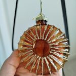 Bombka okrągła zdobiona złotym paskiem mix kolorów 10cm