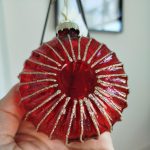 Bombka okrągła zdobiona złotym paskiem mix kolorów 10cm