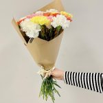 Bukiet kwiatów ciętych - kolorowe goździki