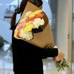 Bukiet kwiatów ciętych - kolorowe goździki