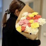 Bukiet kwiatów ciętych - kolorowe goździki