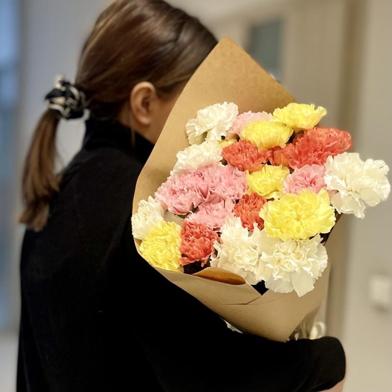 Bukiet kwiatów ciętych - kolorowe goździki