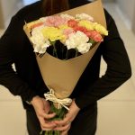 Bukiet kwiatów ciętych - kolorowe goździki