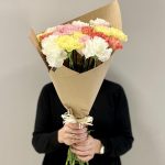 Bukiet kwiatów ciętych - kolorowe goździki