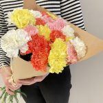 Bukiet kwiatów ciętych - kolorowe goździki