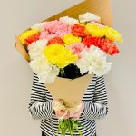 Bukiet kwiatów ciętych - kolorowe goździki