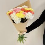 Bukiet kwiatów ciętych - kolorowe goździki