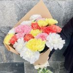 Bukiet kwiatów ciętych - kolorowe goździki