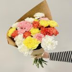 Bukiet kwiatów ciętych - kolorowe goździki