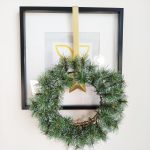 Wieszak metalowy na wianek na drzwi złoty