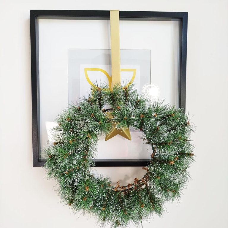 Wieszak metalowy na wianek na drzwi złoty