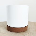Doniczka plastikowa z podstawką biała z brązową podstawką