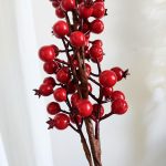 Sztuczna gałązka głogu, czerwona h69cm