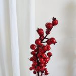 Sztuczna gałązka głogu, czerwona h69cm