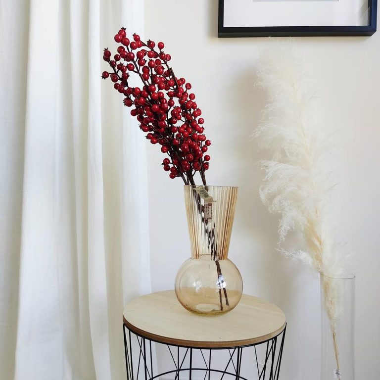 Sztuczna gałązka głogu, czerwona h69cm