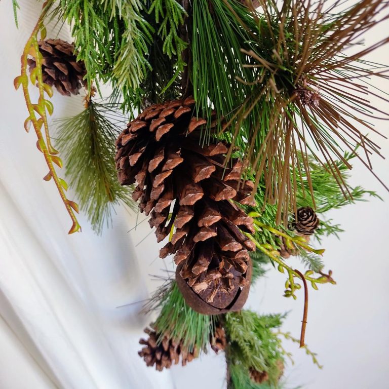 Girlanda sztuczna z szyszkami i dzwonkami dł.150cm