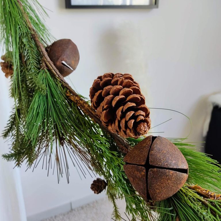 Girlanda sztuczna z szyszkami i dzwonkami dł.150cm