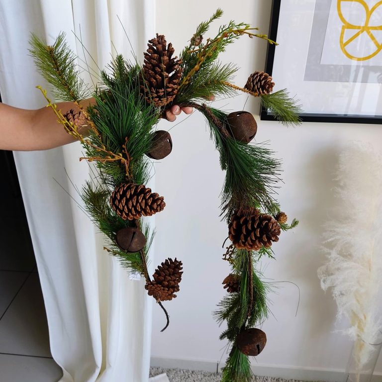 Girlanda sztuczna z szyszkami i dzwonkami dł.150cm