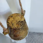 Dzwon z uszami, metalowy, zawieszka h10cm + sznur