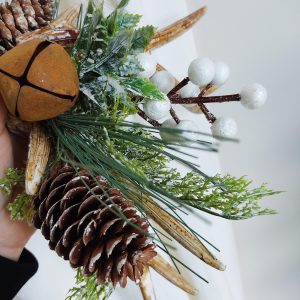 Zawieszka stroik z szyszkami rogami i dzwonkiem 25cm