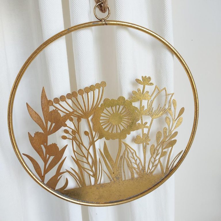 Metalowa zawieszka, kwiaty