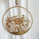 Metalowa zawieszka, kwiaty