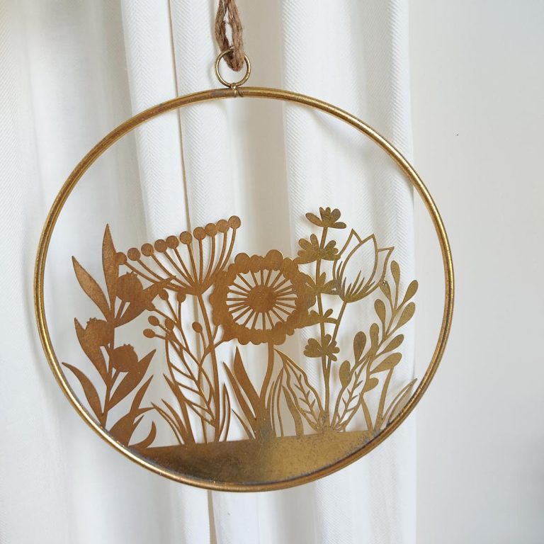 Metalowa zawieszka, kwiaty