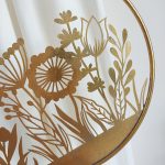 Metalowa zawieszka, kwiaty