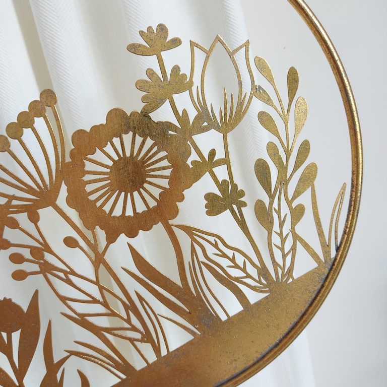 Metalowa zawieszka, kwiaty