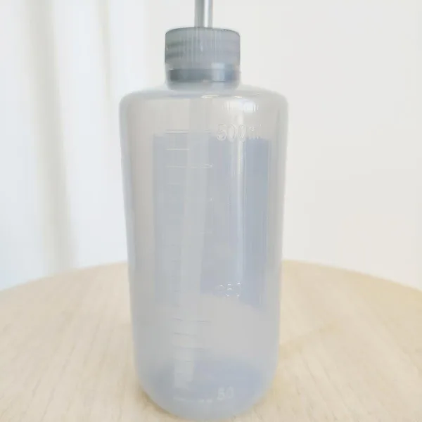 Konewka plastikowa do podlewania roślin na wysokości 0,5l