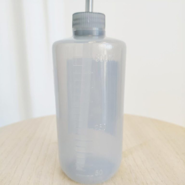 Konewka plastikowa do podlewania roślin na wysokości 0,5l