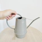 Konewka metalowa szara 0,94l