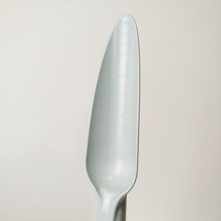 Łopatka ogrodnicza do sadzenia roślin z miarką szara