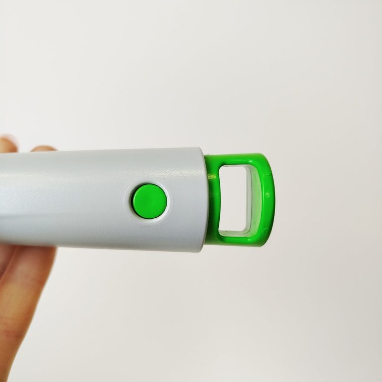 Łopatka ogrodnicza do sadzenia roślin z miarką szara