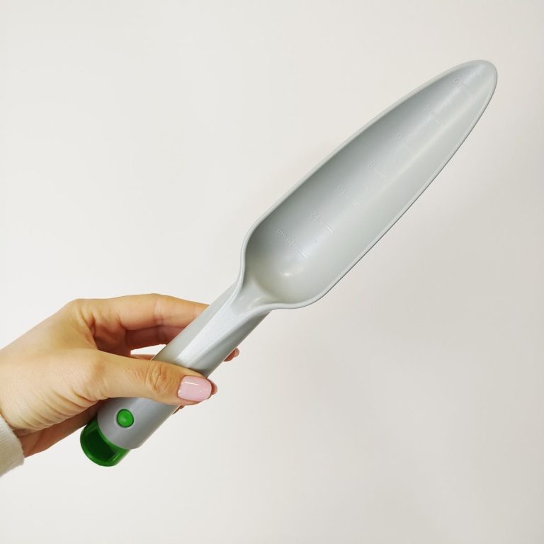 Łopatka ogrodnicza do sadzenia roślin z miarką szara