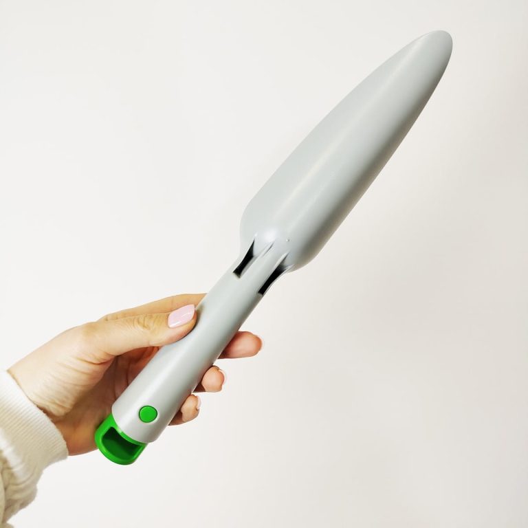 Łopatka ogrodnicza do sadzenia roślin z miarką szara