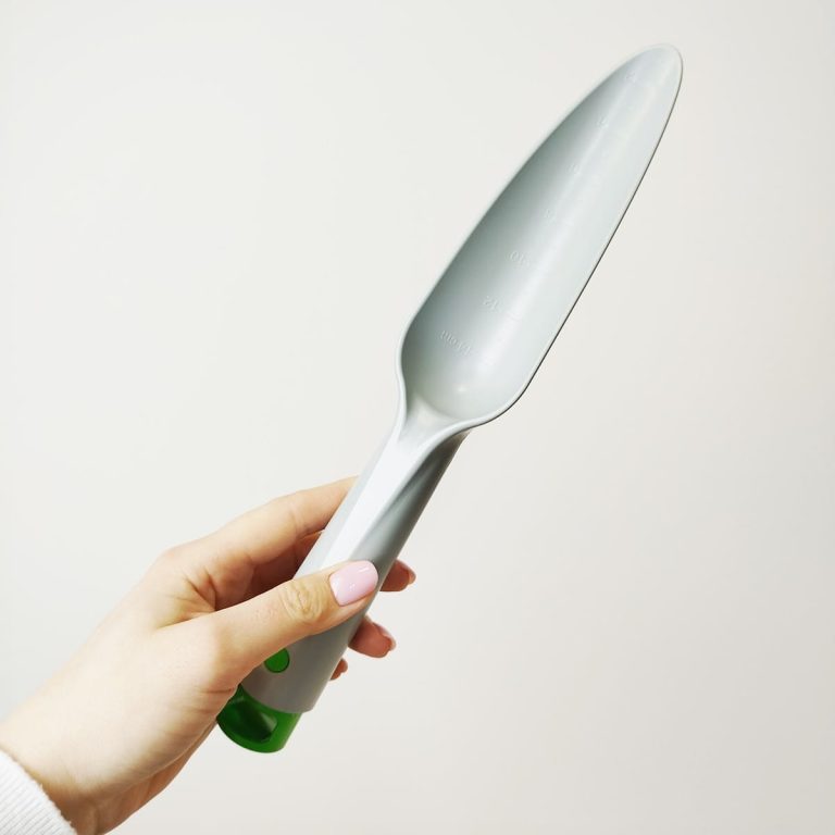 Łopatka ogrodnicza do sadzenia roślin z miarką szara