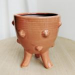 Osłonka ceramiczna na nóżkach Jamie łososiowa