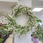 Wianek na drzwi ze sztucznych kwiatów różowy 80cm