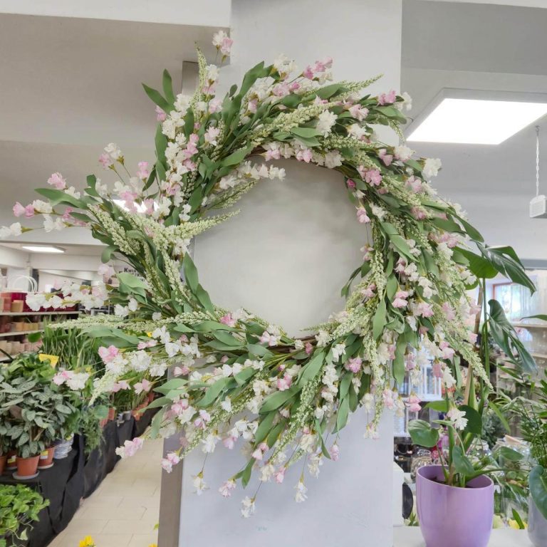 Wianek na drzwi ze sztucznych kwiatów różowy 80cm