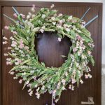 Wianek na drzwi ze sztucznych kwiatów różowy 80cm