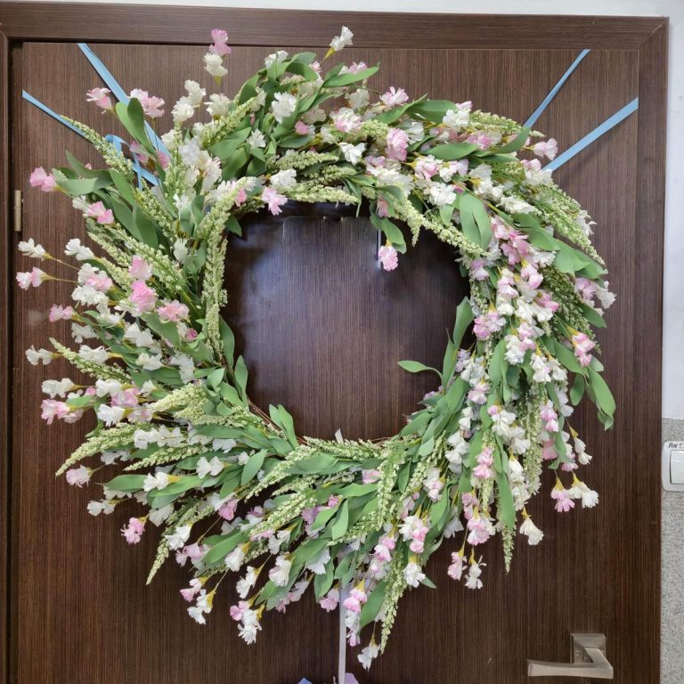 Wianek na drzwi ze sztucznych kwiatów różowy 80cm