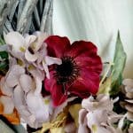 Wianek na drzwi ze sztucznych kwiatów burgundowy 50cm