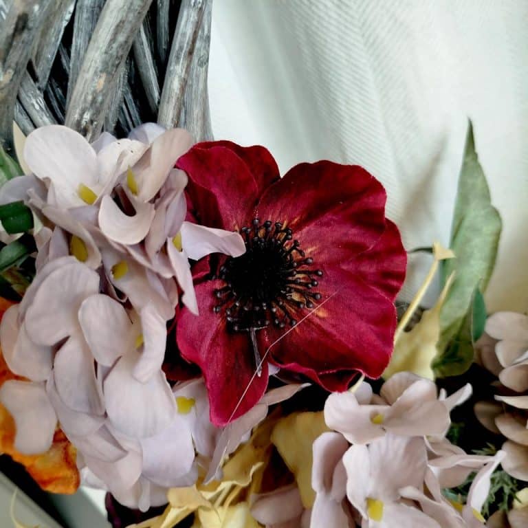 Wianek na drzwi ze sztucznych kwiatów burgundowy 50cm