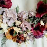 Wianek na drzwi ze sztucznych kwiatów burgundowy 50cm