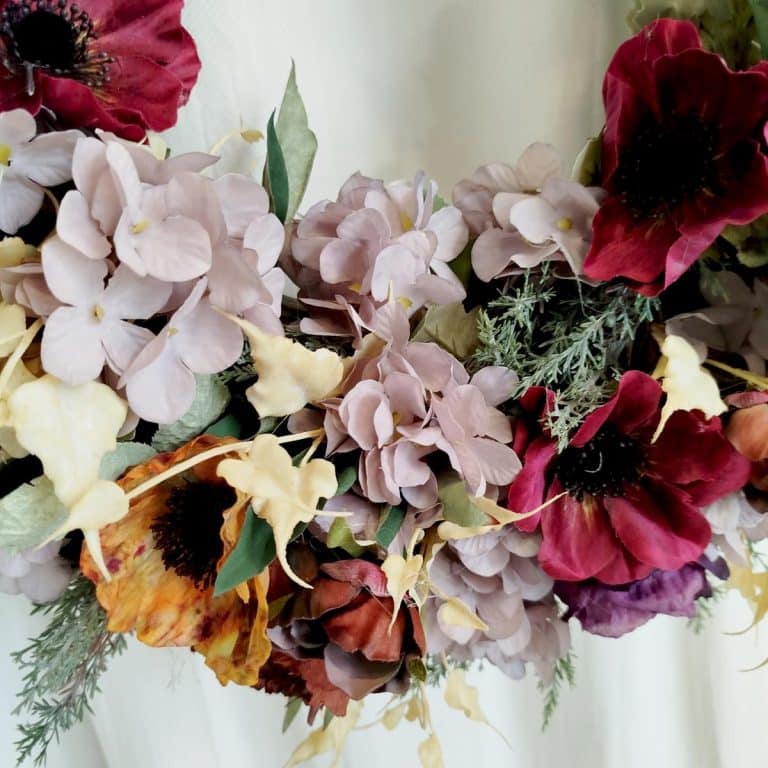 Wianek na drzwi ze sztucznych kwiatów burgundowy 50cm